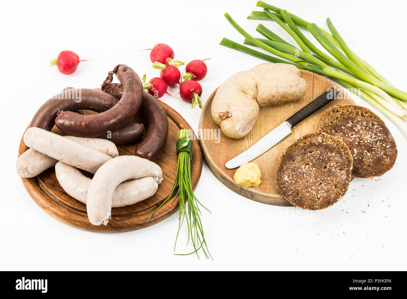 Leberwurst, Blutwurst, Frühlingszwiebeln, Radieschen, Schnittlauch, Senf und Brot auf weißem Hintergrund Stock Photo