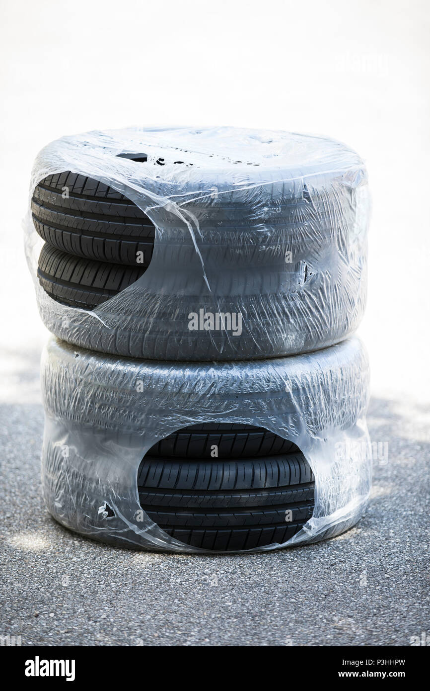 Sommer-Reifen in Folie verpackt, Bestellung über Internet, Online-Bestellung, Reifen, Sommerreifen, neu, vier Stock Photo