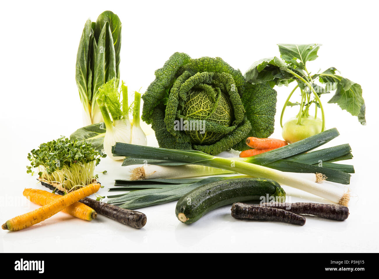 Gemüsemix, Wirsing, Kohlrabi, Fenchel, Karotten, Porree, Kresse, Lauch, Mangold und Zucchini auf weißem Hintergrund Stock Photo