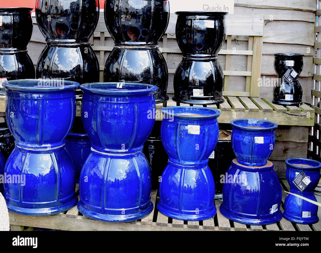 Large garden pots hi-res stock photography and images - Alamy