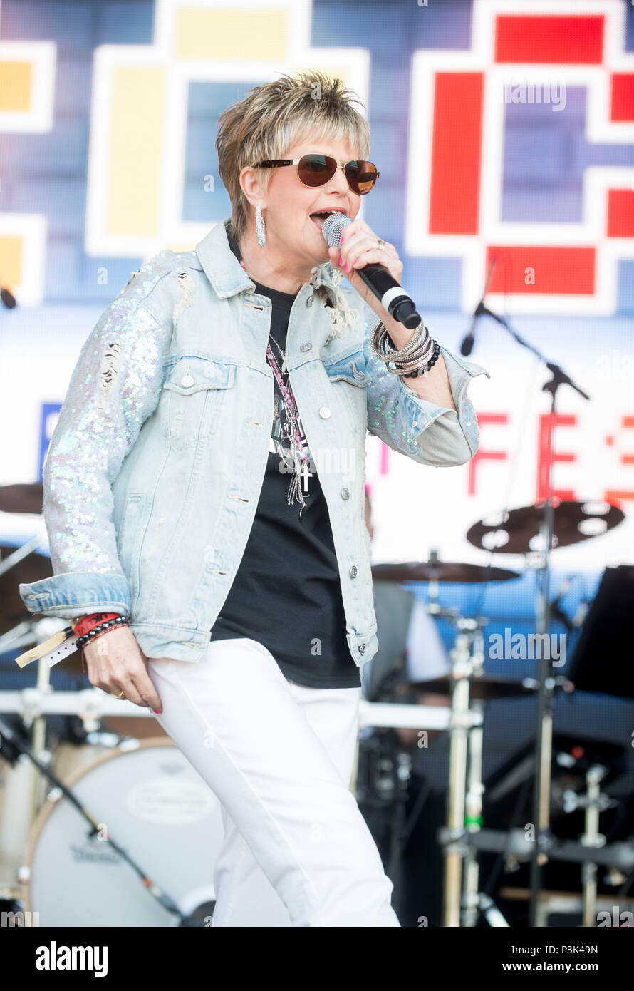 Hazell Dean and THE RETROBATES at lets Rock The Moor ,marsh meado ...
