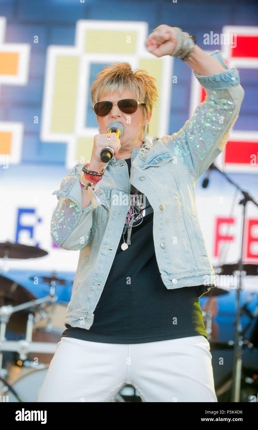 Hazell Dean and THE RETROBATES at lets Rock The Moor ,marsh meado ...