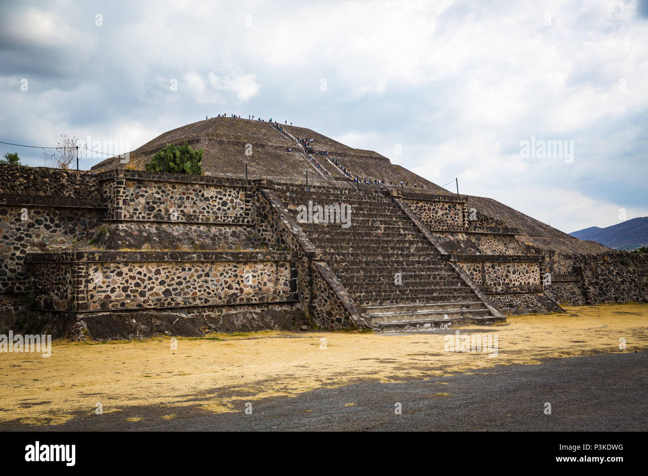 Ancient aztek pyramids in Teotihucan Stock Photo - Alamy