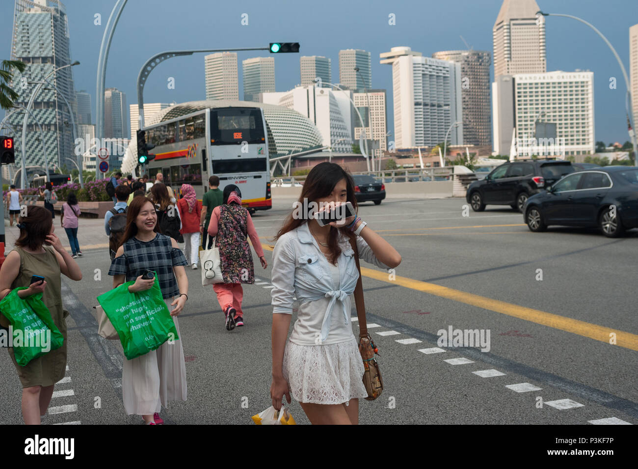 People crossing road singapore hi-res stock photography and images - Alamy