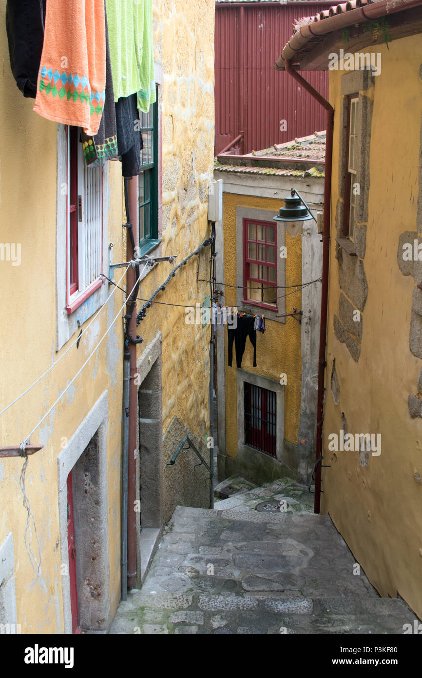 Narrow Winding Streets Hi-res Stock Photography And Images - Alamy