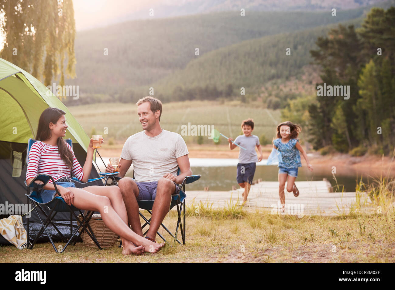 Family parents lake vacation hi-res stock photography and images - Alamy