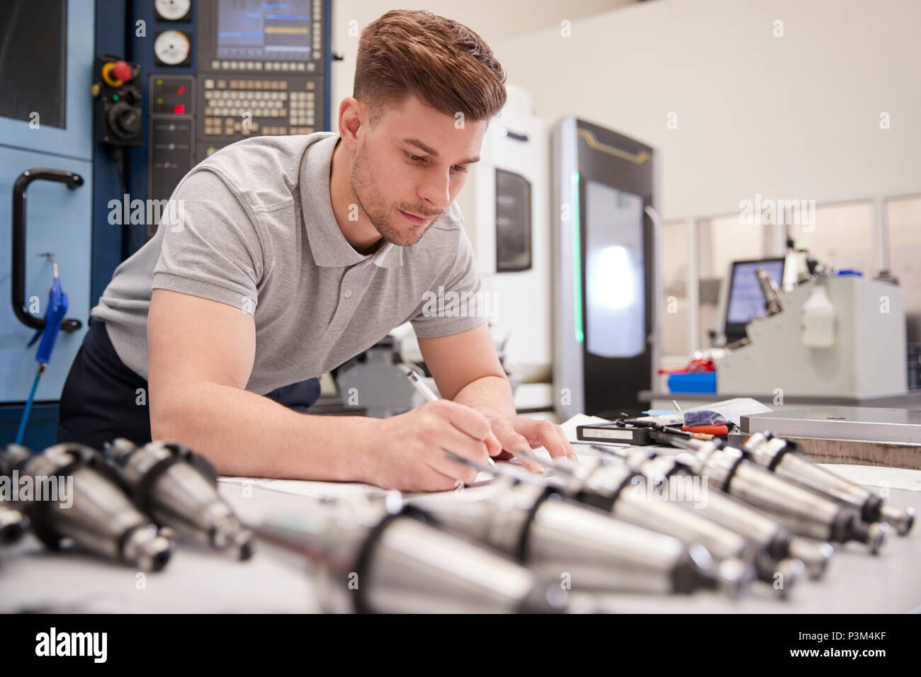 Пульт оператора чпу nc210. Чпушник. Станки чпу с программным управлением. Курсы оператора наладчика чпу. Оператор станков с чпу.