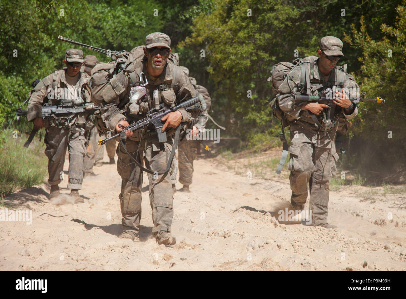 A group U.S. Army Ranger students, assigned to the Airborne and Ranger ...