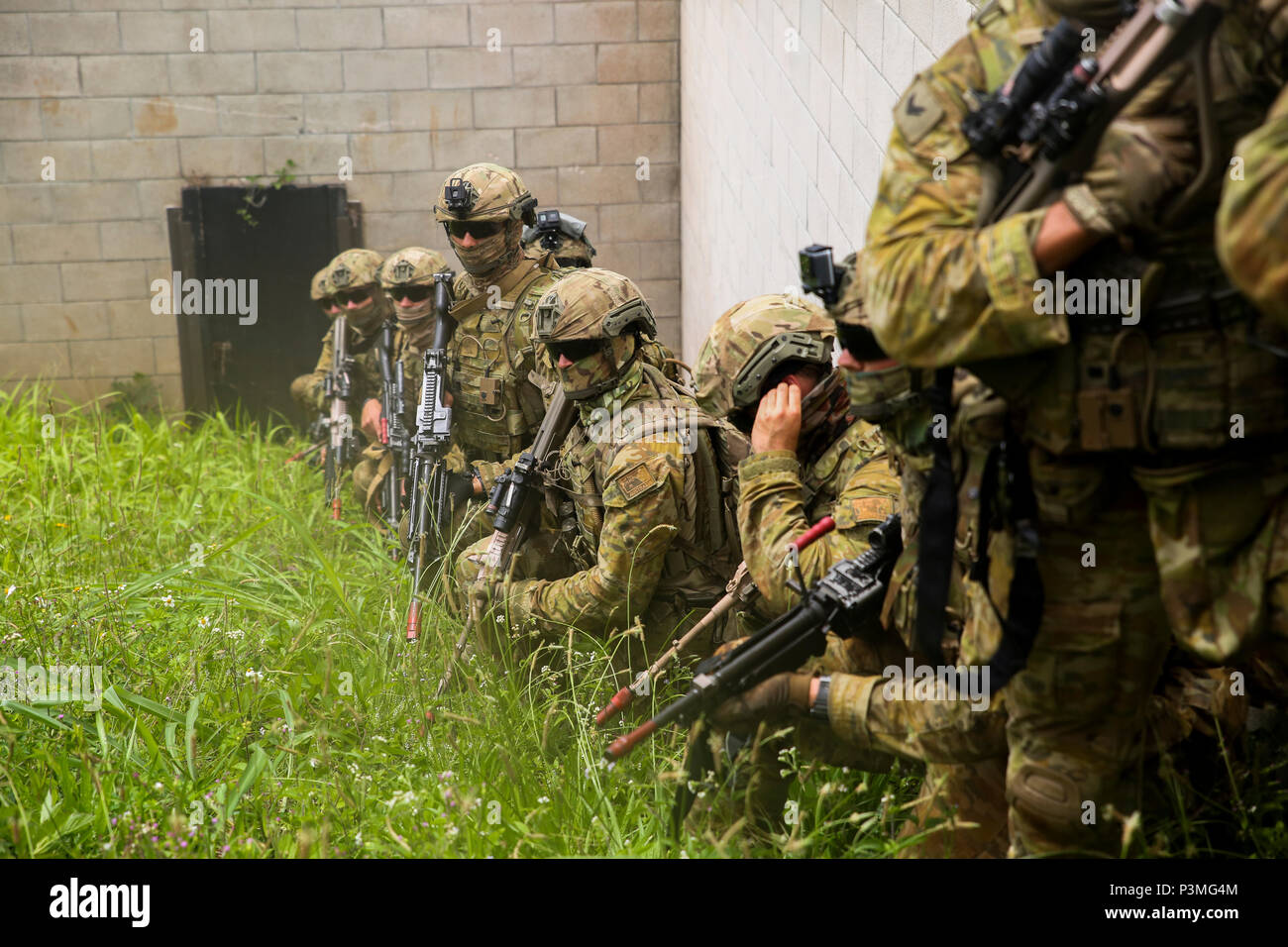 160714-M-JM737-055 KAHUKU TRAINING AREA, Hawaii (July 13, 2016) - Members of the Australian Army, attached to Golf Company, 2nd Battalion, 3rd Marines, wait for the signal to begin securing a building as part of a raid during Rim of the Pacific 2016. Twenty-six nations, 49 ships, six submarines, about 200 aircraft, and 25,000 personnel are participating in RIMPAC 16 from June 29 to Aug. 4 in and around the Hawaiian Islands and Southern California. The world’s largest international maritime exercise, RIMPAC provides a unique training opportunity while fostering and sustaining cooperative relati Stock Photo
