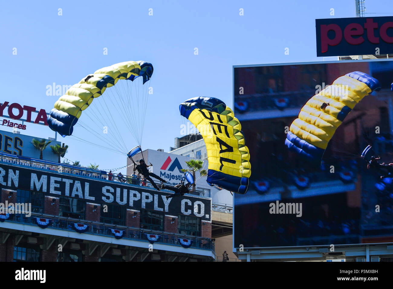 160710-N-VY375-038 SAN DIEGO (July 10, 2016) – Members of the U.S. Navy Parachute Team, the Leap Frogs, release a down plane during a demonstration at the Major League Baseball All-Star Futures Game above Petco Park. The Navy Parachute Team is based in San Diego and performs aerial parachute demonstrations around the nation in support of Naval Special Warfare and Navy recruiting. (U.S. Navy photo by Special Operator 1st Class Remington Peters/Released) Stock Photo