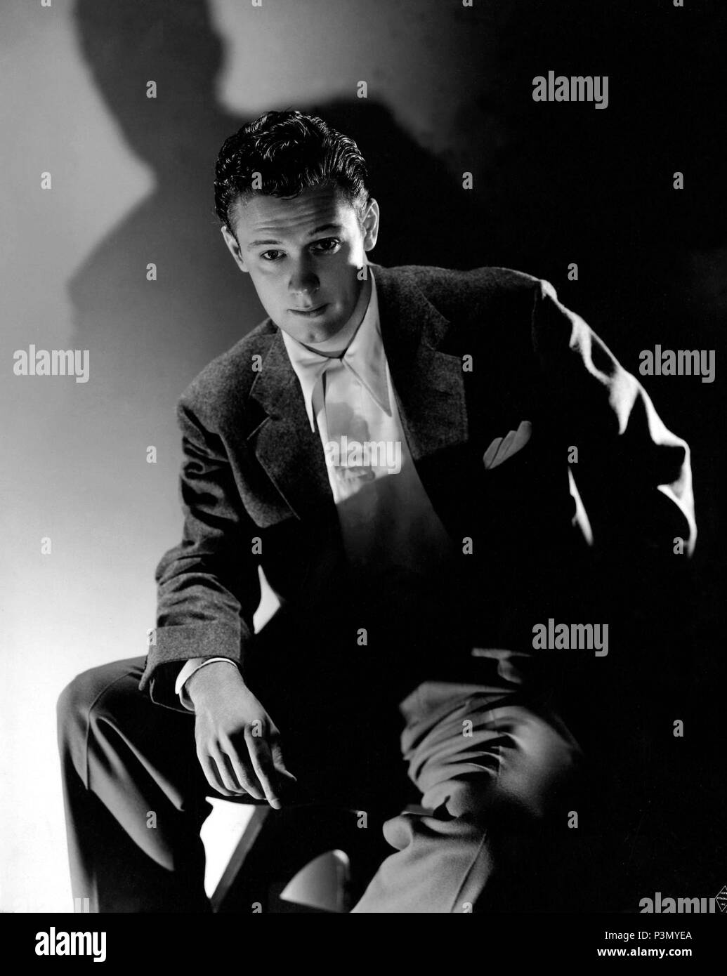 Original Film Title: INVISIBLE STRIPES.  English Title: INVISIBLE STRIPES.  Film Director: LLOYD BACON.  Year: 1939.  Stars: WILLIAM HOLDEN. Credit: WARNER BROTHERS / Album Stock Photo