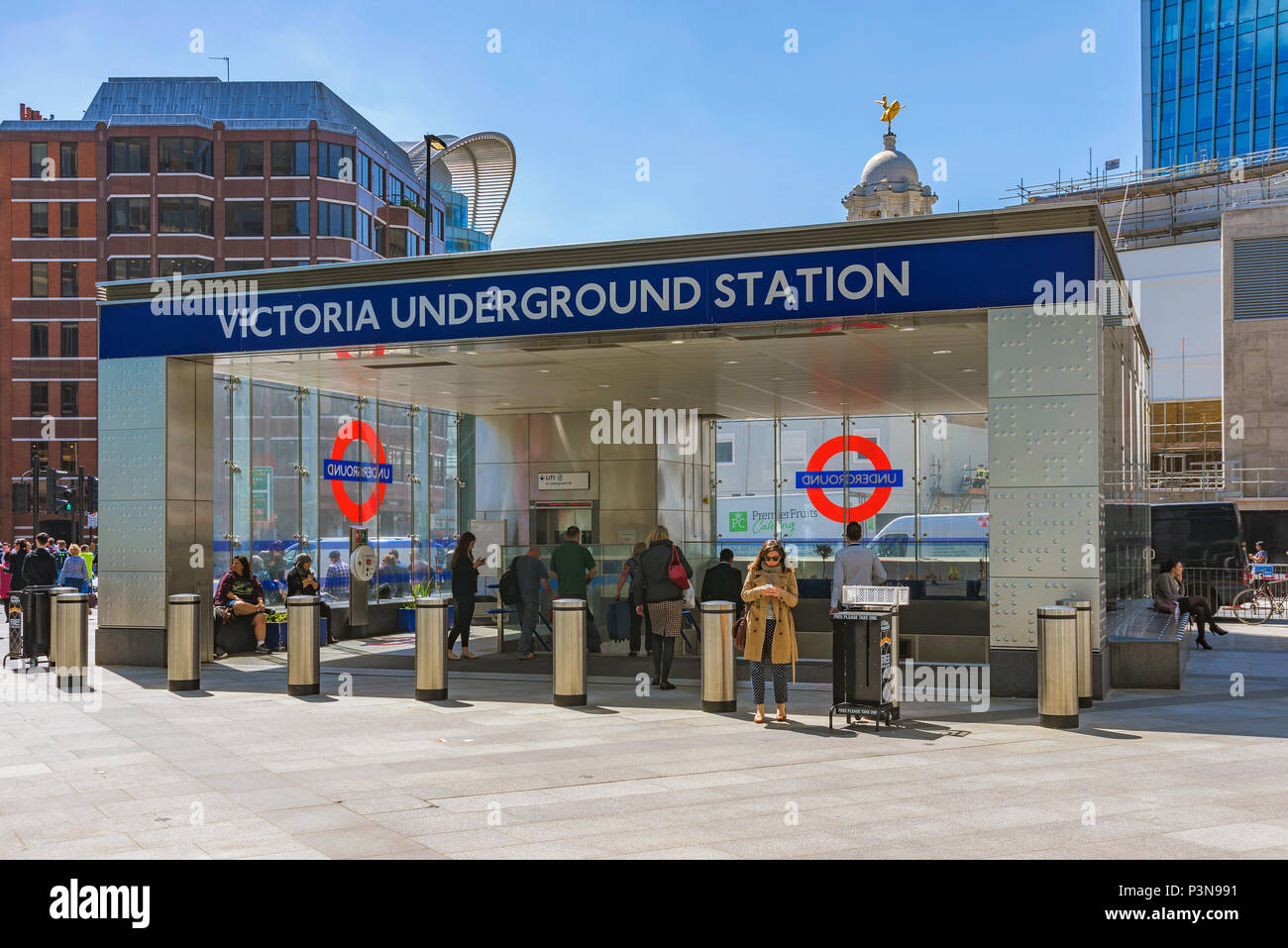 Victoria Overground Victoria underground station hi-res stock photography and images - Alamy