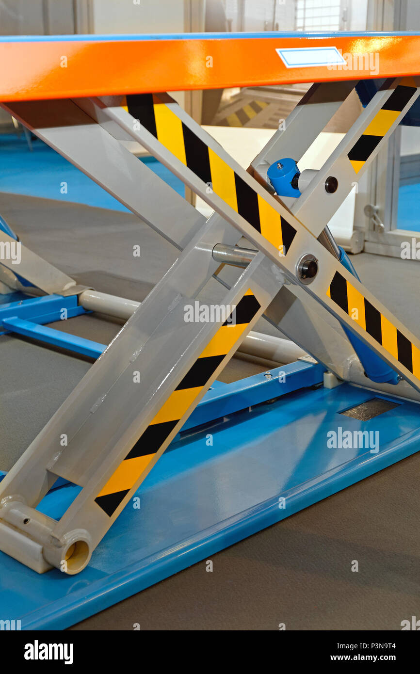 Automotive lift hi-res stock photography and images - Alamy