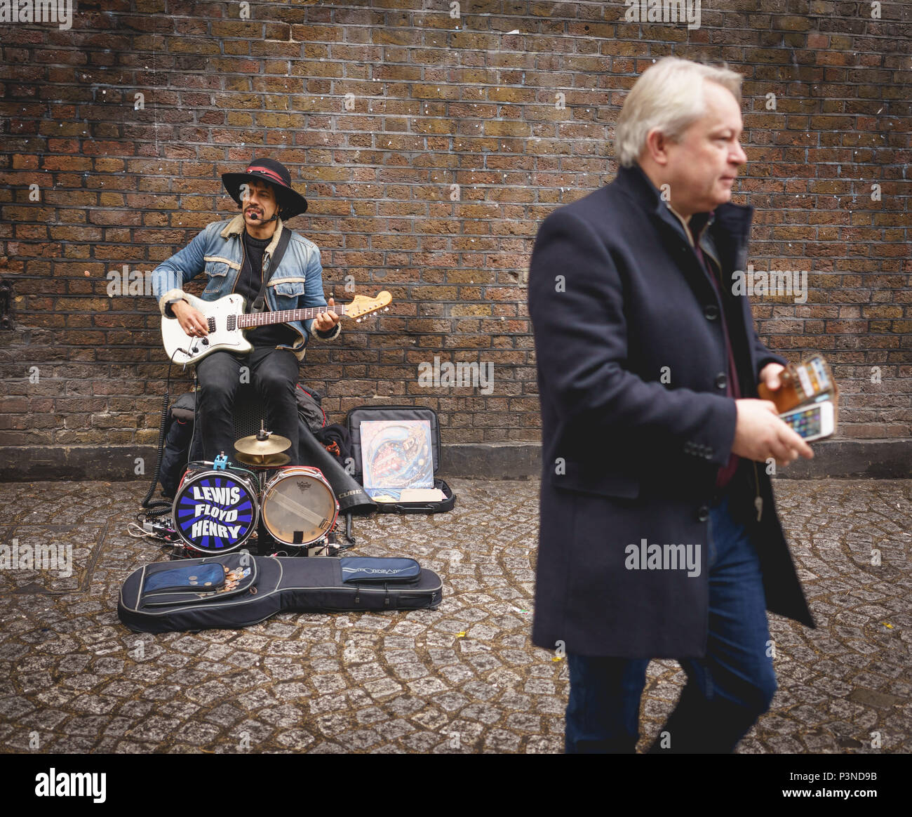 Jimi hendrix look alike hires stock photography and images Alamy