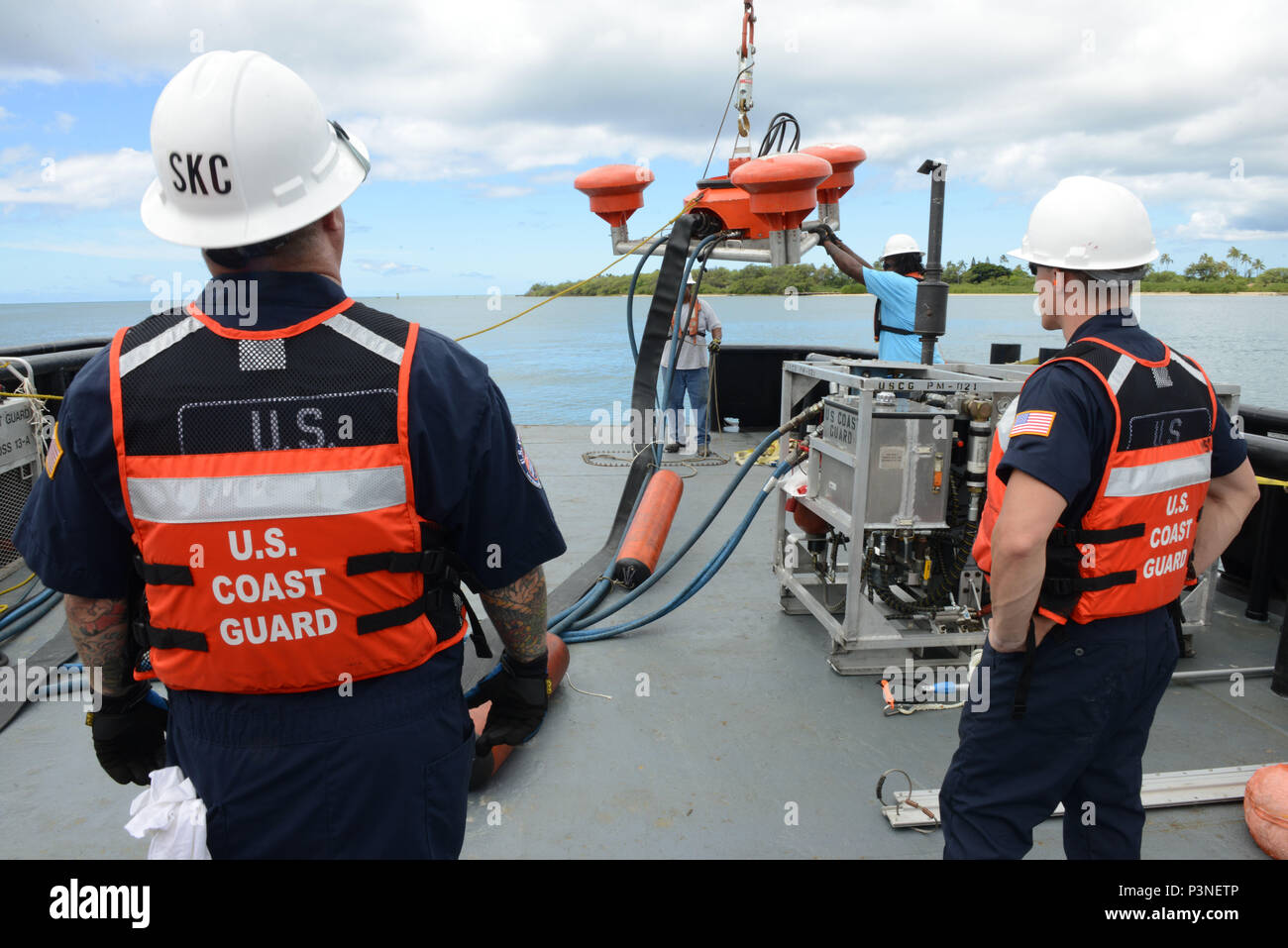 160713-G-XD768-016 JOINT BASE PEARL HARBOR-HICKAM (July 13, 2016) Crewmembers from the Coast Guard 14th District Response Advisory Team and the Coast Guard National Strike Force conduct a training evolution to assemble, deploy and operate a Vessel of Opportunity Skimming System aboard the Tug Noha Loa during Rim of the Pacific Exercise 2016. The VOSS is a portable side-skimming oil-recovery system, which can be deployed from most work vessels over 65 feet in length. Twenty-six nations, 49 ships, six submarines, about 200 aircraft, and 25-000 personnel are participating in RIMPAC from June 29 t Stock Photo
