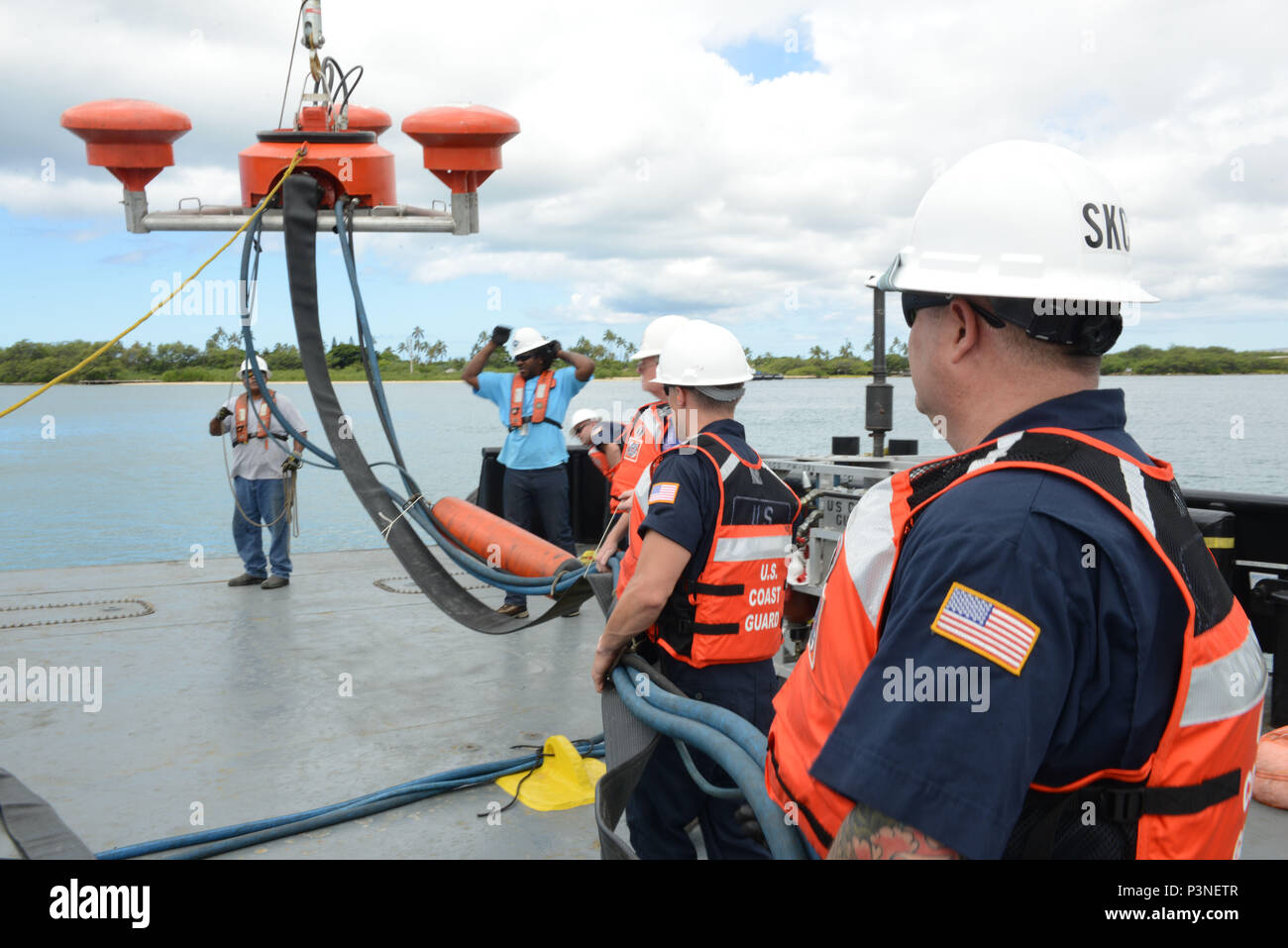 160713-G-XD768-015 JOINT BASE PEARL HARBOR-HICKAM (July 13, 2016) Crewmembers from the Coast Guard 14th District Response Advisory Team and the Coast Guard National Strike Force conduct a training evolution to assemble, deploy and operate a Vessel of Opportunity Skimming System aboard the Tug Noha Loa during Rim of the Pacific Exercise 2016. The VOSS is a portable side-skimming oil-recovery system, which can be deployed from most work vessels over 65 feet in length. Twenty-six nations, 49 ships, six submarines, about 200 aircraft, and 25-000 personnel are participating in RIMPAC from June 29 t Stock Photo