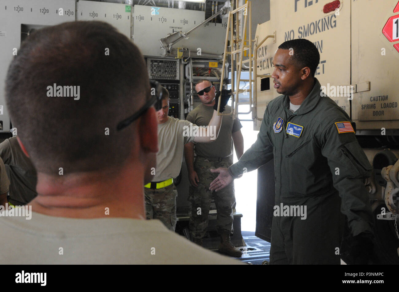 Air Force Staff Sgt. Josephy Northcutt, a loadmaster assigned to 313 Airlift Squadron, 446 Airlift Wing, out of Joint Base Lewis Mccord-Washington, briefs Soldiers assigned to Company A, 1st Battalion, 9th Cavalry Regiment, 2nd Armored Brigade Combat Team, 1st Cavalry Division, on how to properly secure vehicles loaded into C-17 Globemaster III during a training event July 15, at Robert Gray Army Airfield on West Fort Hood, Texas. (U.S. Army photo by Staff Sgt. Johnathan Hoover, 2nd BCT PAO, 1st Cav. Div.) Stock Photo