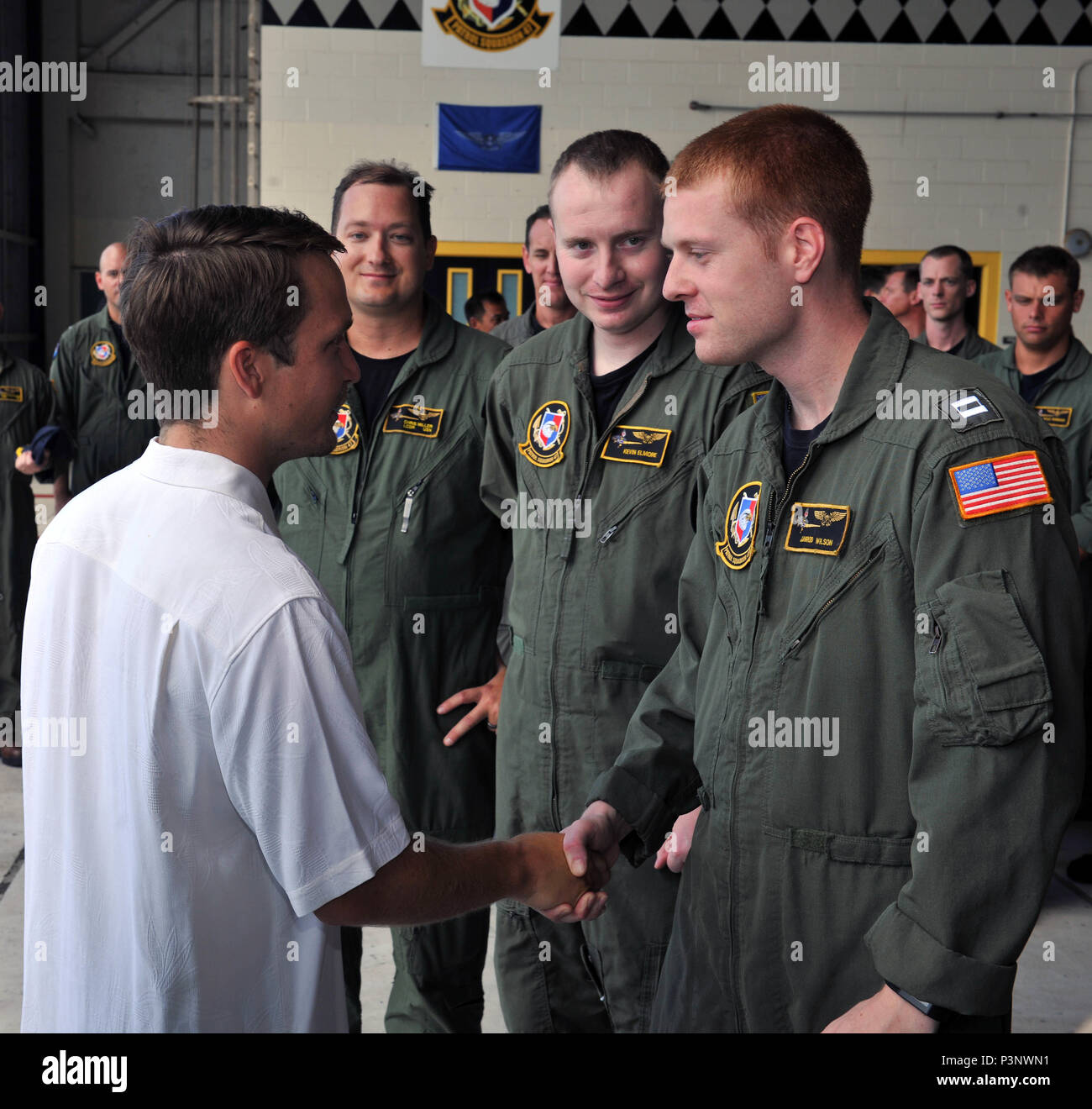 160720-N-ON468-0106 MARINE CORPS BASE HAWAII (July 20, 2016) David McMahon meets with service members from the U.S. Navy and the Royal New Zealand Air Force No. 5 Air Squadron at Marine Corps Base Hawaii during Rim of the Pacific 2016. David and his friend Sydnie Uemoto were involved in a small plane crash nine miles off the coast of the island of Kona, Hawaii July 15, and were rescued by a Coast Guard MH-65 Dolphin helicopter crew following an expansive joint search by U.S. Navy, Royal New Zealand Air Force, U.S. Air Force and Coast Guard crews after a 20-hour search. Twenty-six nations, more Stock Photo