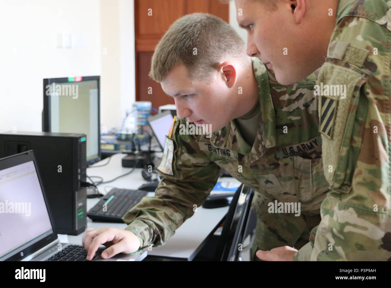 Us Army Sgt Zachery Bunting Center A Zanesville Ohio Native And