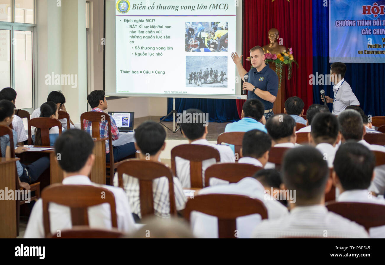 160722-N-QW941-053 DA NANG, Vietnam (July 22, 2016) Lt. Steven Whelpley (center), an emergency physician assigned to hospital ship USNS Mercy (T-AH 19) and native of Fredericksburg, Virginia addresses local physicians and authorities at Da Nang 115 Emergency Center during a humanitarian and disaster response subject matter expert exchange. During the exchange, Pacific Partnership 2016 participants discussed multi service approaches to mass casualties and injury management sustained at sea. Mercy is joined in Da Nang by JS Shimokita (LST-4002) and Vietnam People's Navy ship Khánh Hóa for Pacifi Stock Photo