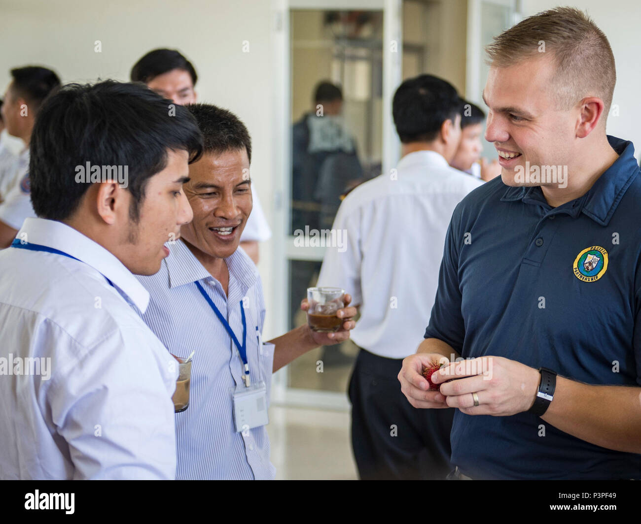 160722-N-QW941-166 DA NANG, Vietnam (July 22, 2016) Lt. Steven Whelpley, an emergency physician assigned to hospital ship USNS Mercy (T-AH 19) and native of Fredericksburg, Virginia interacts with local physicians at Da Nang 115 Emergency Center during a humanitarian and disaster response subject matter expert exchange. During the exchange, Pacific Partnership 2016 participants discussed multi service approaches to mass casualties and injury management sustained at sea. Mercy is joined in Da Nang by JS Shimokita (LST-4002) and Vietnam People's Navy ship Khánh Hóa for Pacific Partnership. Partn Stock Photo