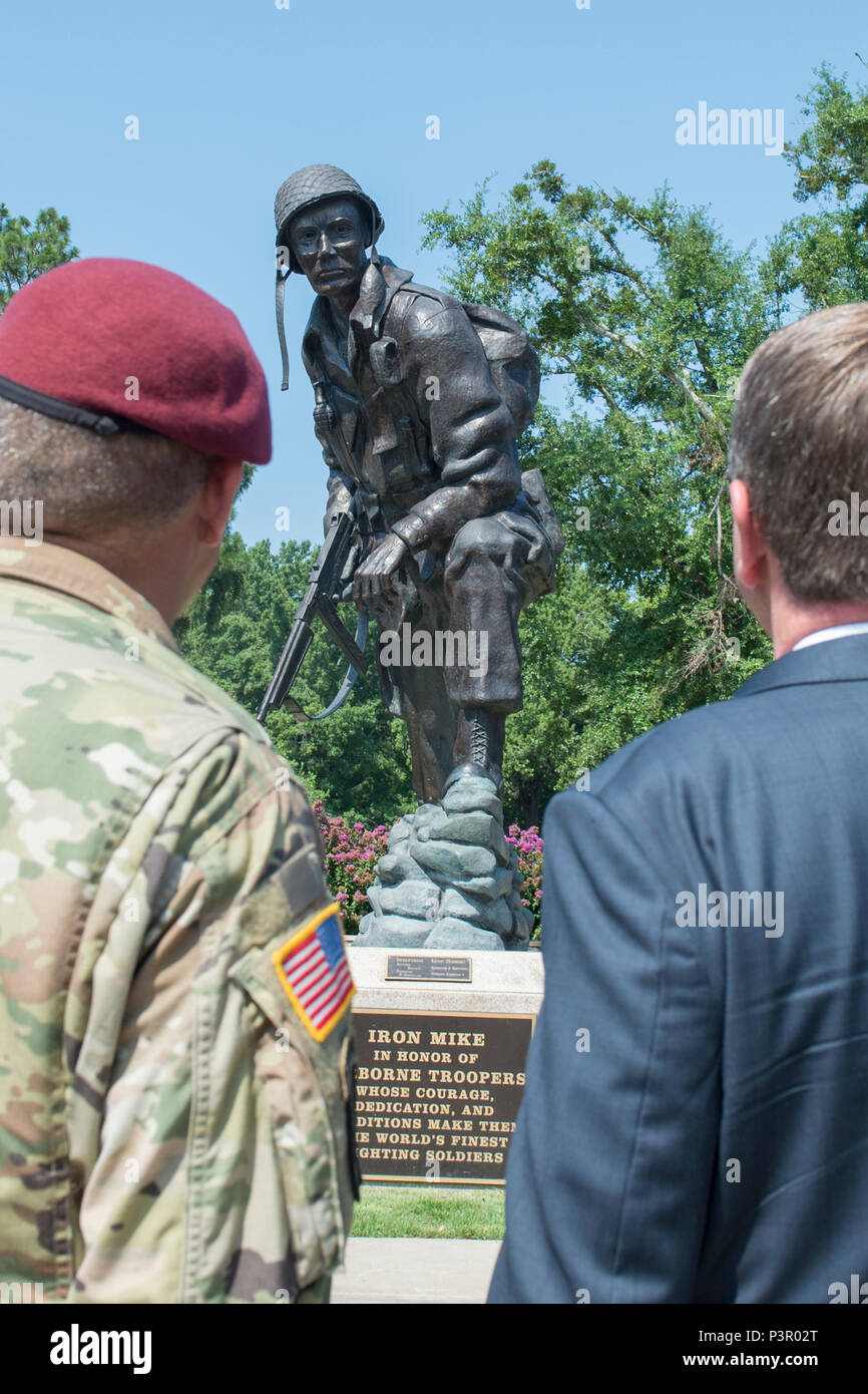 Secretary of Defense Ash Carter and Army Lt. Gen. Stephen Townsend