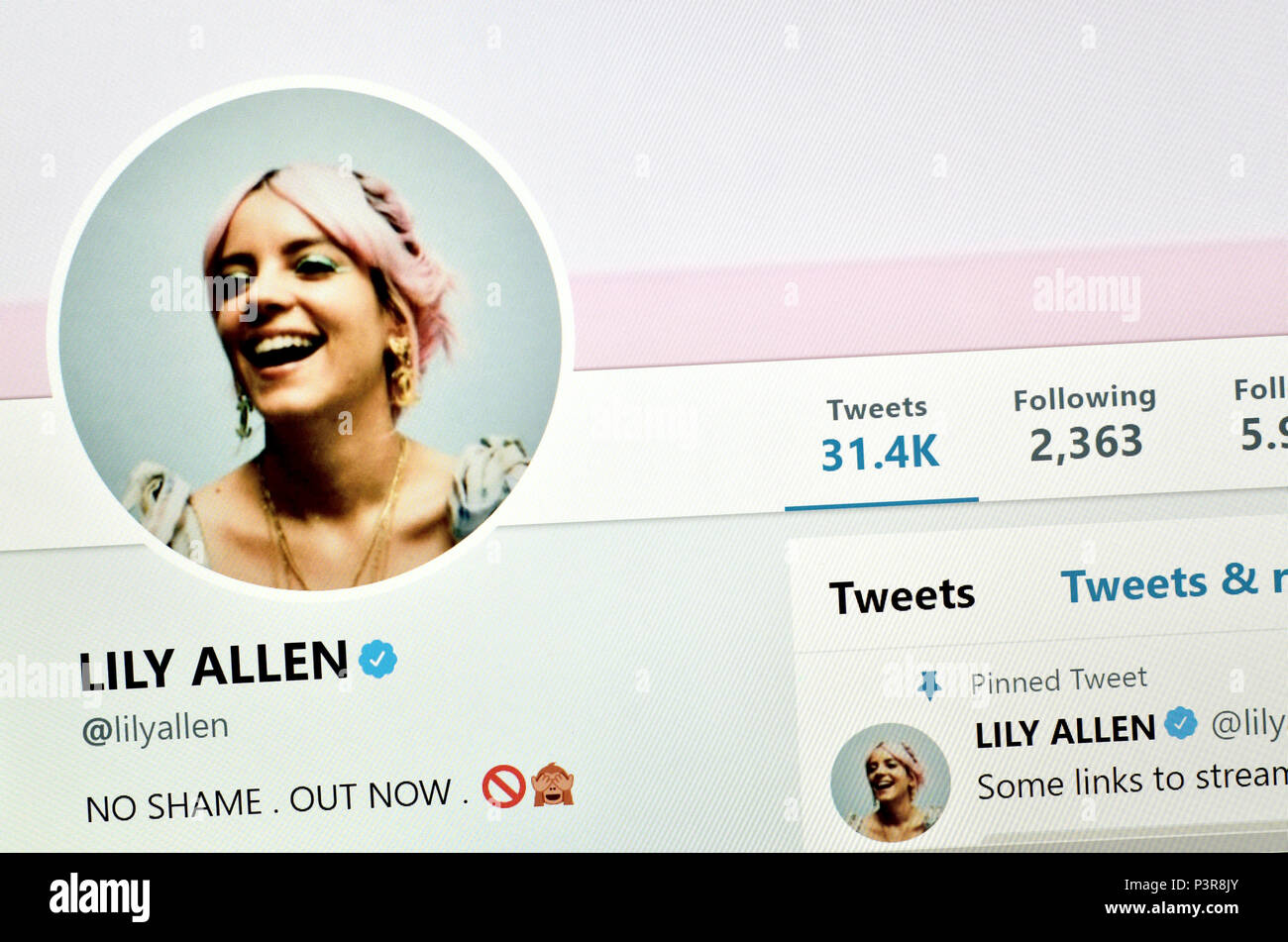Lily Allen Twitter page (2018) Stock Photo