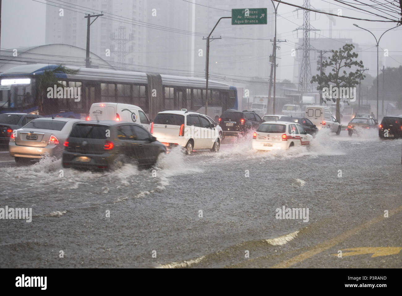 SÃO PAULO, SP - 25.02.2015: ALAGAMENTO EM SÃO PAULO - Vista de carros na avenida Marquês de São Vicente, após enchente devido a forte chuva. (Foto: Luis Blanco / Fotoarena) Stock Photo