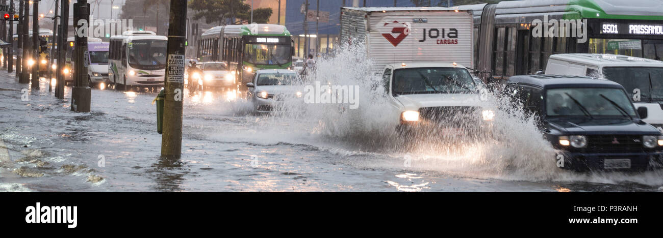 SÃO PAULO, SP - 25.02.2015: ALAGAMENTO EM SÃO PAULO - Vista de carros na avenida Marquês de São Vicente, após enchente devido a forte chuva. (Foto: Luis Blanco / Fotoarena) Stock Photo