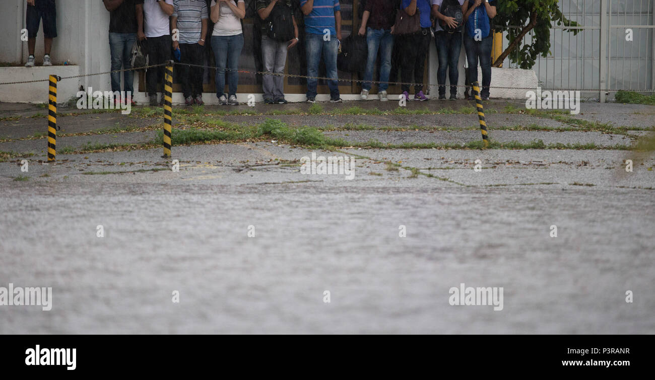 SÃO PAULO, SP - 25.02.2015: ALAGAMENTO EM SÃO PAULO - Pessoas ilhadas em calçada da avenida Marquês de São Vicente, após enchente devido a forte chuva. (Foto: Luis Blanco / Fotoarena) Stock Photo