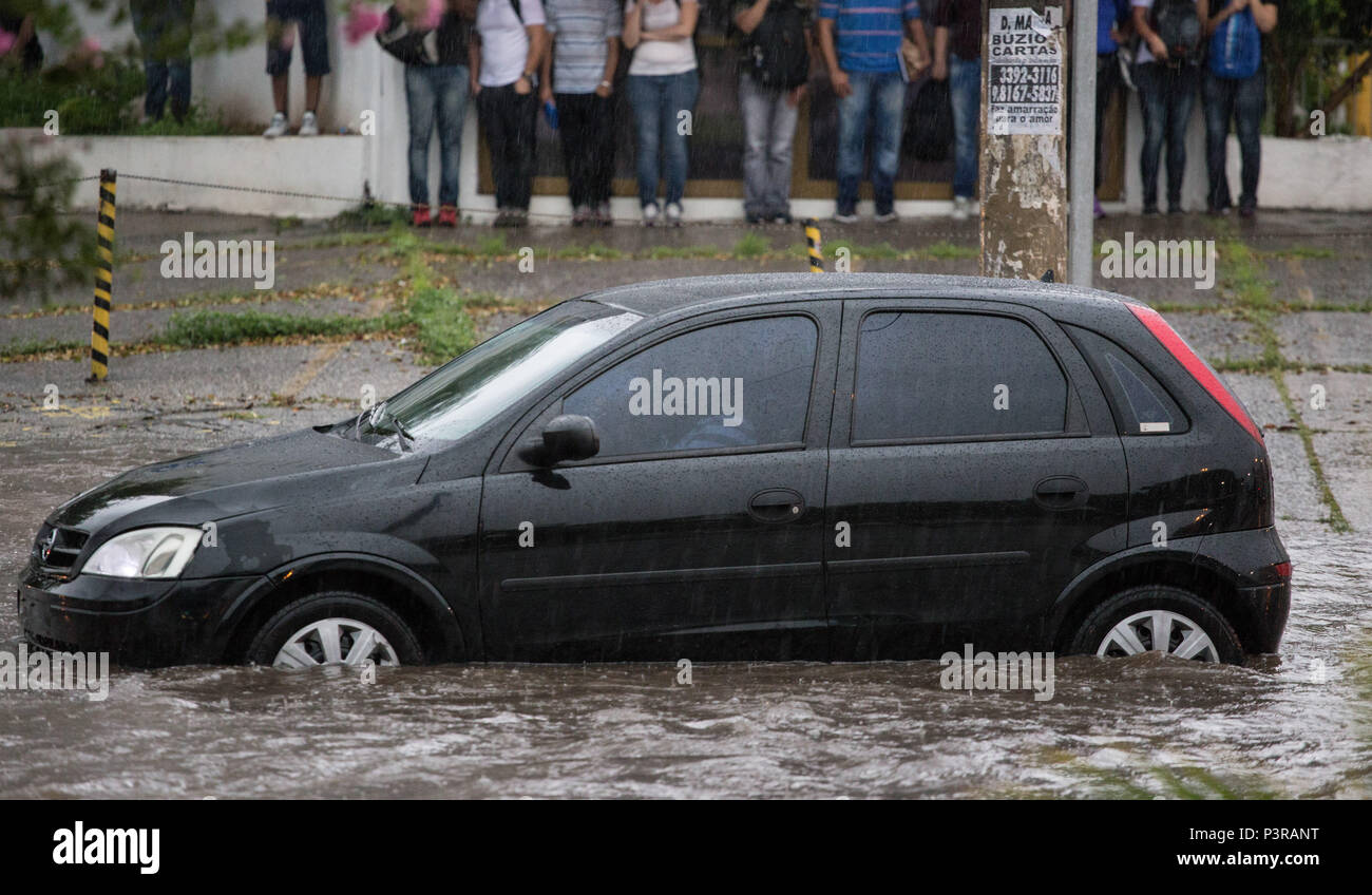 SÃO PAULO, SP - 25.02.2015: ALAGAMENTO EM SÃO PAULO - Pessoas ilhadas em calçada da avenida Marquês de São Vicente (ao fundo), e carro em meio a enchente devido a forte chuva. (Foto: Luis Blanco / Fotoarena) Stock Photo