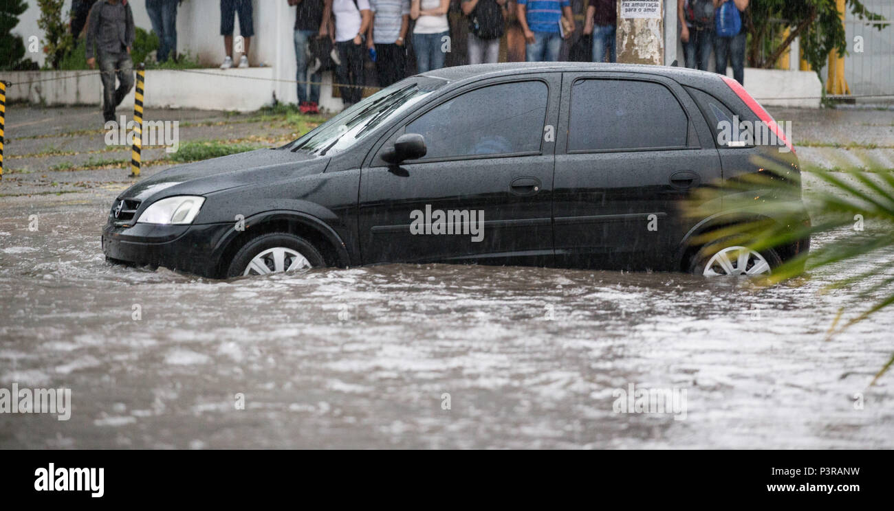 SÃO PAULO, SP - 25.02.2015: ALAGAMENTO EM SÃO PAULO - Pessoas ilhadas em calçada da avenida Marquês de São Vicente (ao fundo), e carro em meio a enchente devido a forte chuva. (Foto: Luis Blanco / Fotoarena) Stock Photo