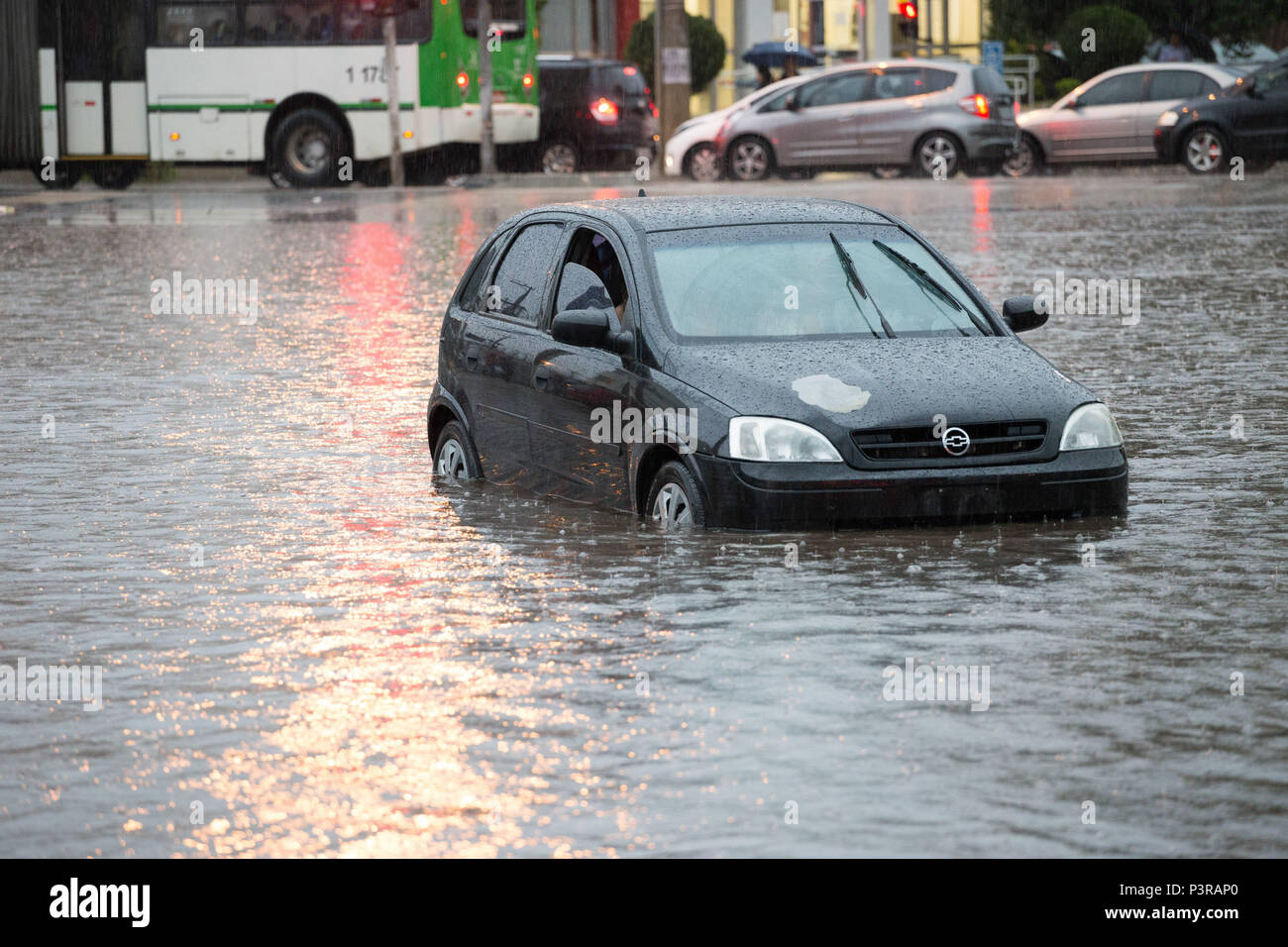 SÃO PAULO, SP - 25.02.2015: ALAGAMENTO EM SÃO PAULO - Pessoas ilhadas dentro de carro na avenida Marquês de São Vicente, após enchente devido a forte chuva. (Foto: Luis Blanco / Fotoarena) Stock Photo