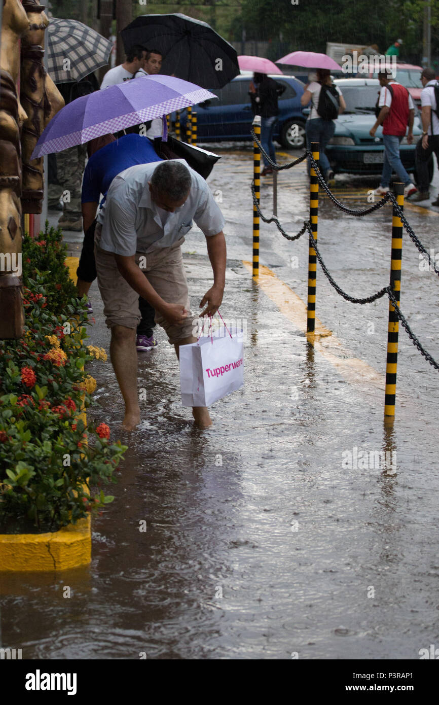SÃO PAULO, SP - 25.02.2015: ALAGAMENTO EM SÃO PAULO - Pessoas ilhadas na avenida Marquês de São Vicente, após enchente devido a forte chuva. (Foto: Luis Blanco / Fotoarena) Stock Photo