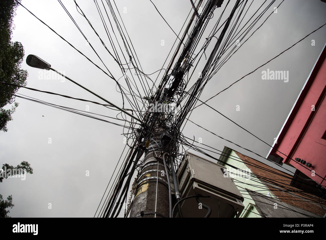 SÃO PAULO, SP - 24.02.2015: ILUMINAÇÃO PÚBLICA - Emaranhado de fios e cabos em postes de iluminação pública em São Paulo. (Foto: Luis Blanco / Fotoarena) Stock Photo