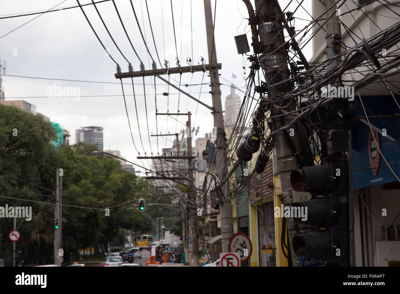 SÃO PAULO, SP - 24.02.2015: ILUMINAÇÃO PÚBLICA - Emaranhado de fios e cabos em postes de iluminação pública em São Paulo. (Foto: Luis Blanco / Fotoarena) Stock Photo