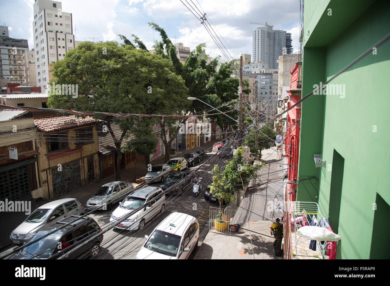 SÃO PAULO, SP - 24.02.2015: ILUMINAÇÃO PÚBLICA - Emaranhado de fios e cabos em postes de iluminação pública em São Paulo. (Foto: Luis Blanco / Fotoarena) Stock Photo