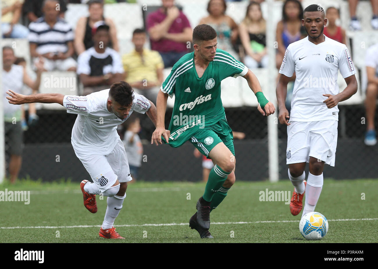 Santos Sp 31 10 2015 Santos X Palmeiras O Jogador Jobson Da Se Palmeiras Disputa Bola Com O Jogador Do Santos Fc Durante Partida Valida Pelas Quartas De Finais Volta Do Campeonato