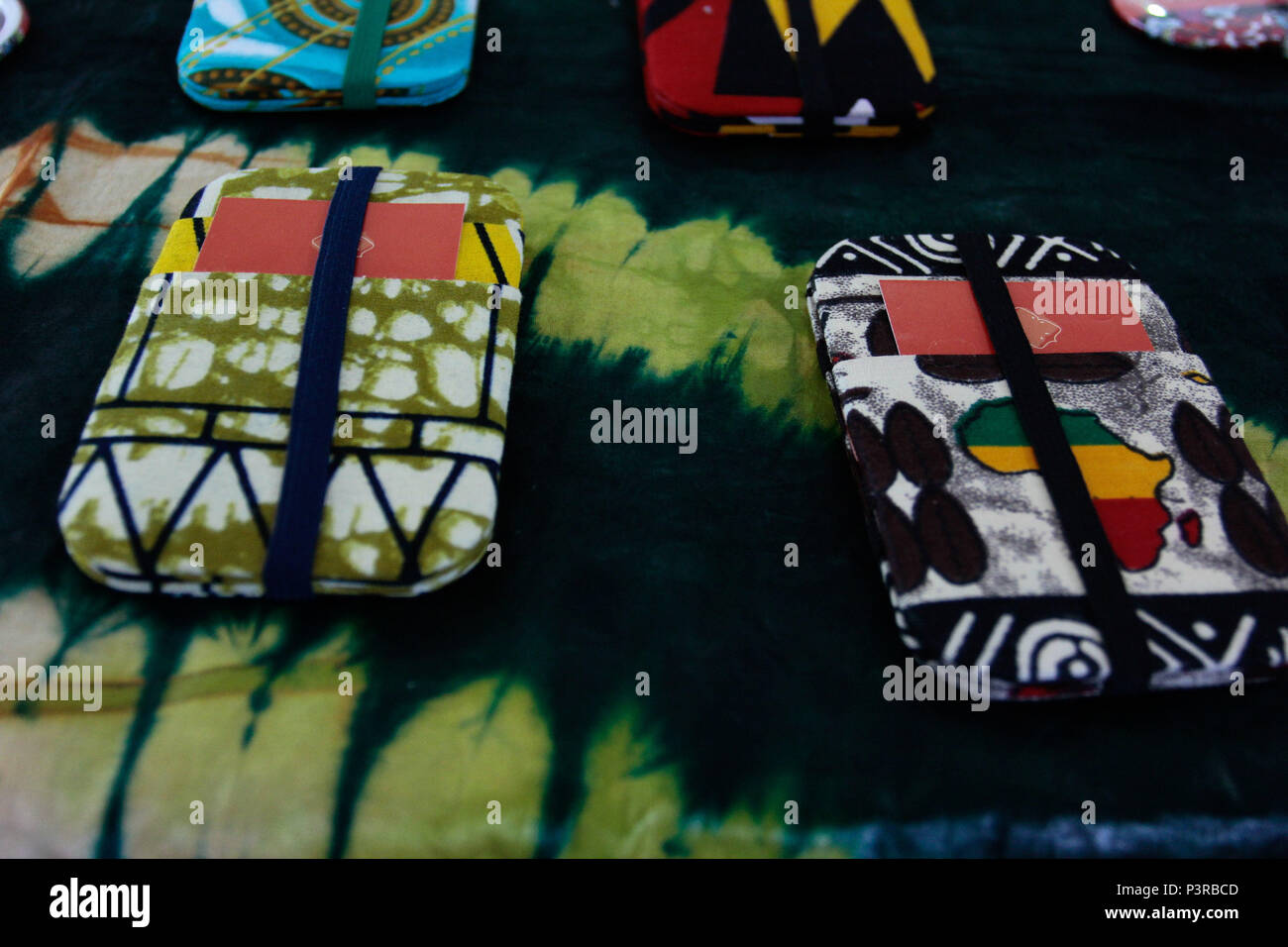 SÃO PAULO, SP – 09.11.2015: ARTESANATOS ESTILO AFRICANO – Artesanatos estilo africano. Carteiras, capas para celulares, porta moedas e bolsas.  (Foto: Aloisio Mauricio / Fotoarena) Stock Photo