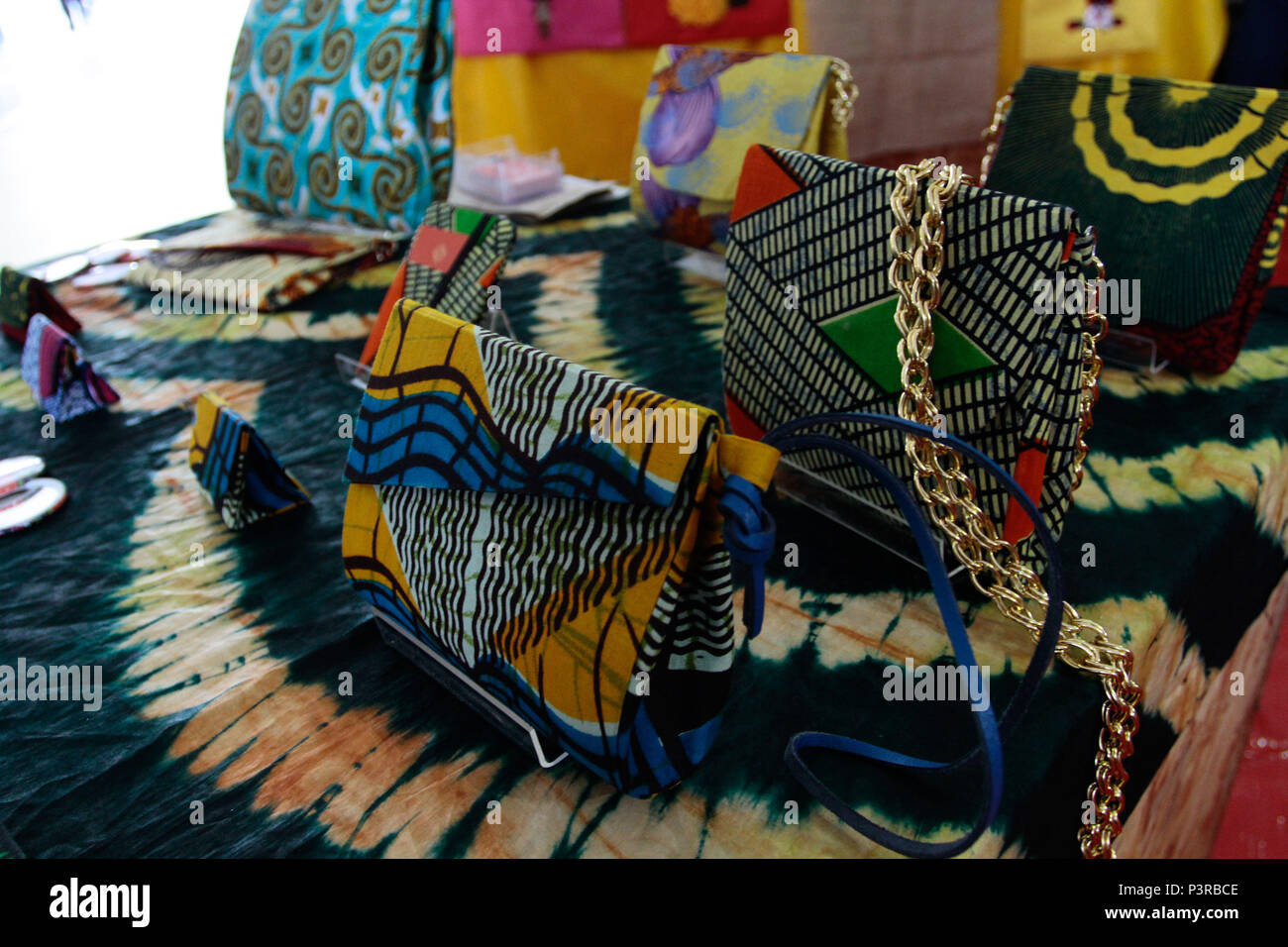 SÃO PAULO, SP – 09.11.2015: ARTESANATOS ESTILO AFRICANO – Artesanatos estilo africano. Carteiras, capas para celulares, porta moedas e bolsas.  (Foto: Aloisio Mauricio / Fotoarena) Stock Photo