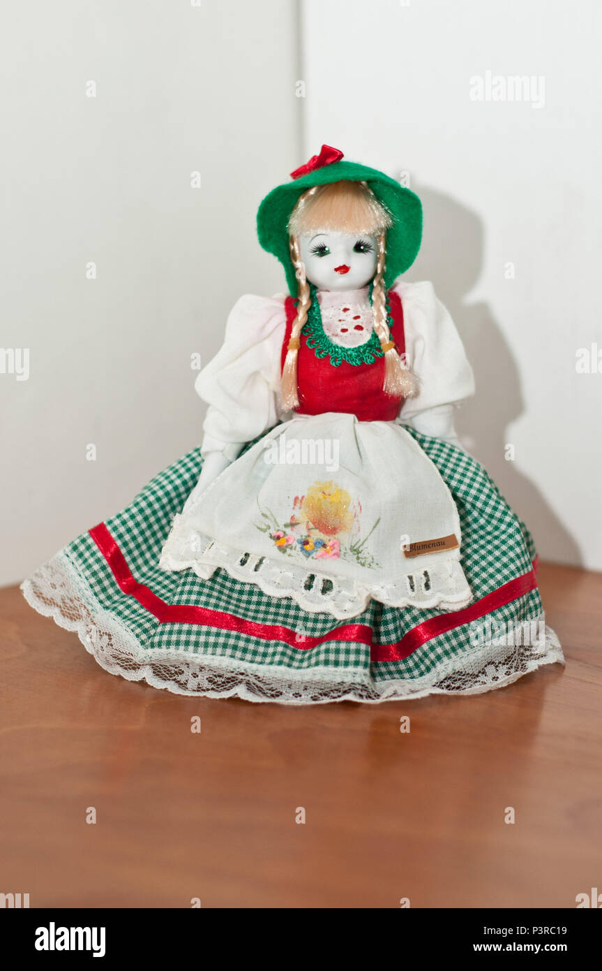 SÃO PAULO, SP - 16.11.2015: ARTESANATO SULISTA - Boneca de pano e porcelana, com traje típico alemão, produzida em Blumenau, SC. (Foto: Daniela Maria / Fotoarena) Stock Photo