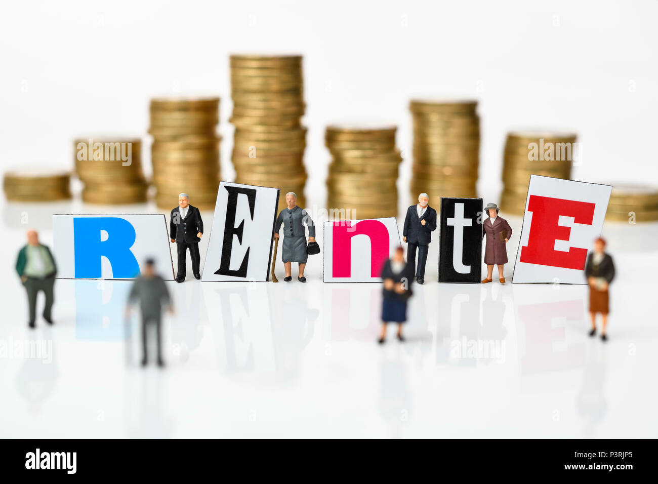 Miniature figures, Coin Stack and pension lettering, Miniaturfiguren, Münzstapel und Rente-Schriftzug Stock Photo