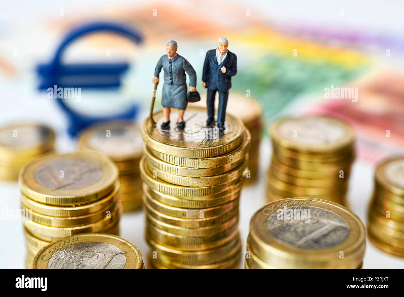 Senior couple on coins, Symbol photo Pension, Seniorenpaar auf Geldmünzen, Symbolfoto Rente Stock Photo
