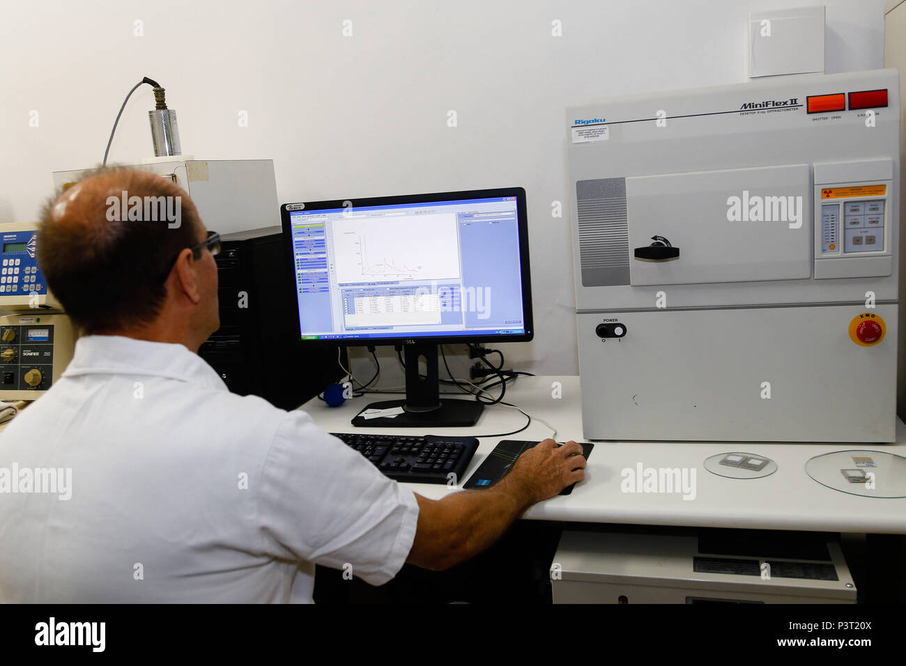 Embrapa Rj RIO DE JANEIRO, RJ - 27.10.2015: LABORATÓRIOS EMBRAPA - Pesquisador da ...