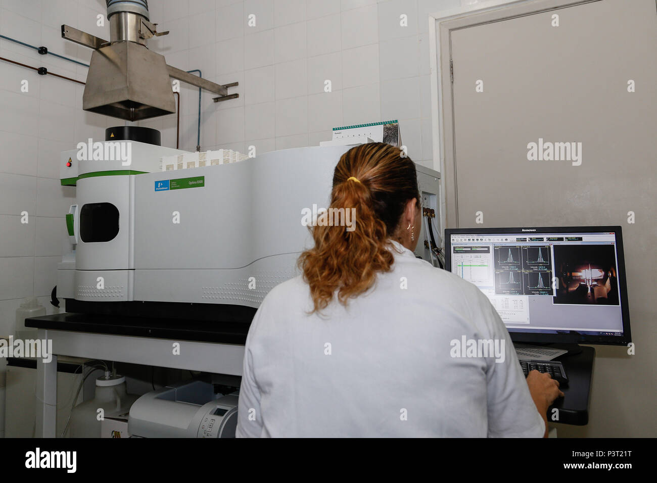 Embrapa Rj RIO DE JANEIRO, RJ - 27.10.2015: LABORATÓRIOS EMBRAPA - Pesquisadora da ...