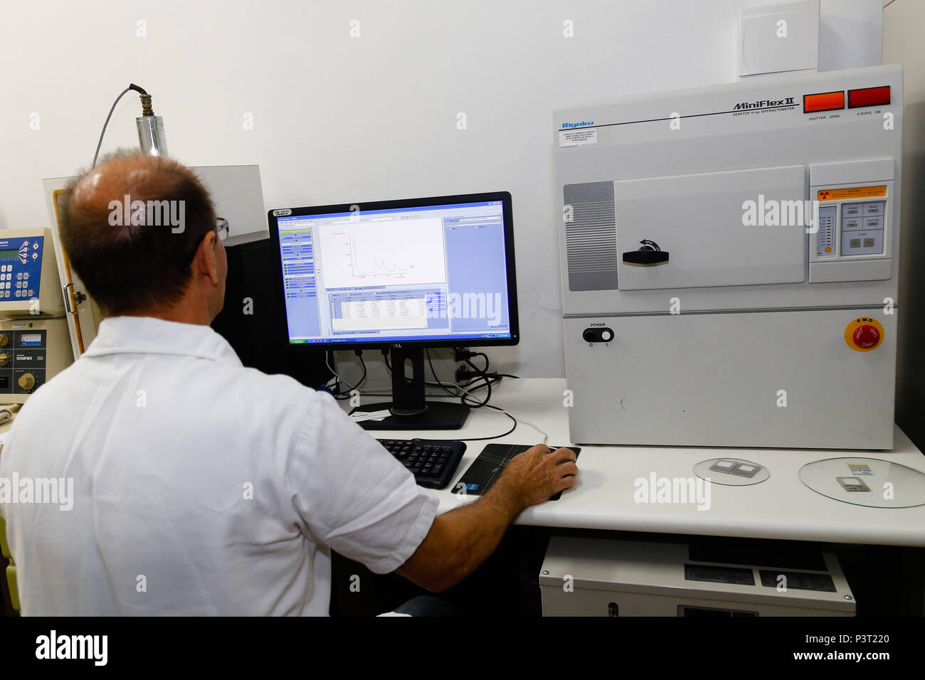 Embrapa Rj RIO DE JANEIRO, RJ - 27.10.2015: LABORATÓRIOS EMBRAPA - Pesquisador da ...