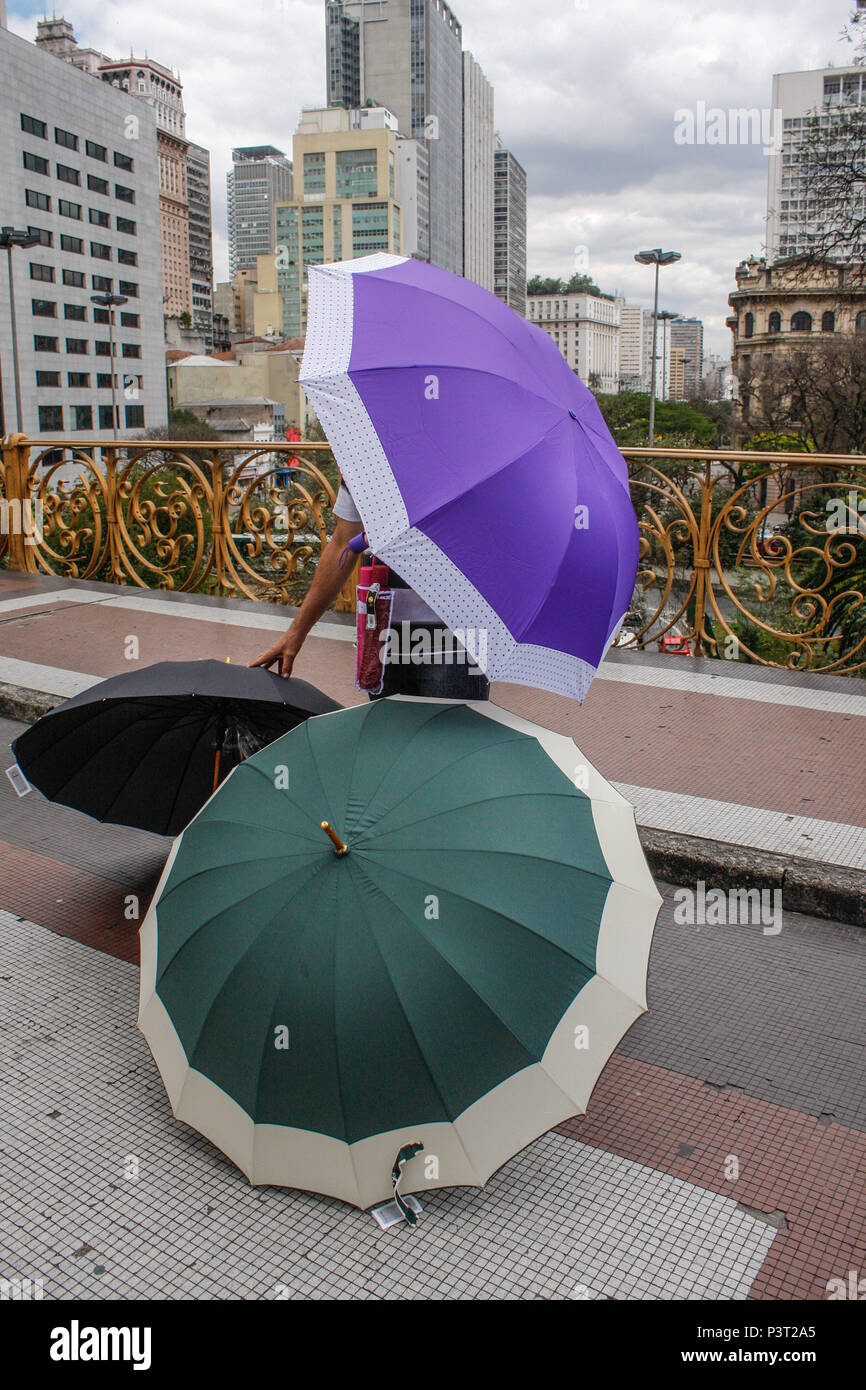 SÃO PAULO, SP - 22.08.2013: GUARDA CHUVAS - Ambulante vende guarda-chuva no  Viaduto Santa Ifigênia, centro de SP. (Foto: Luis Blanco / Fotoarena Stock  Photo - Alamy