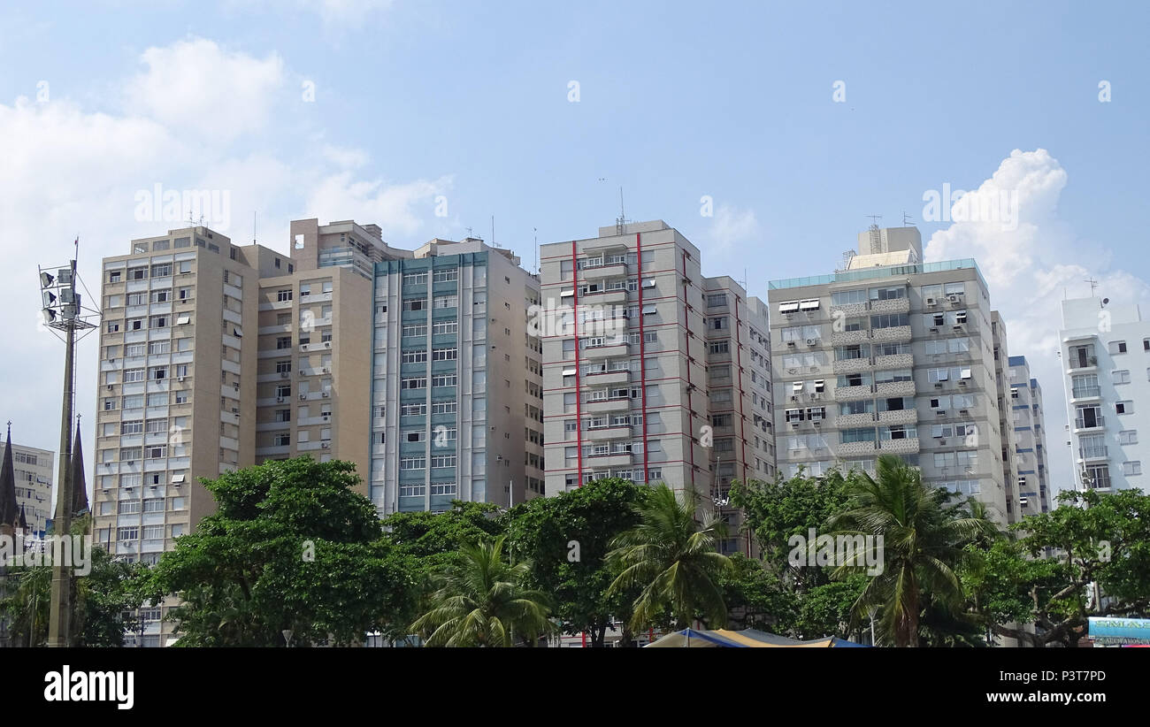 SANTOS, SP - 20.02.2016: PRÉDIOS INCLINADOS DE SANTOS - Alguns prédios no litoral Paulista, na cidade de Santos, são inclinados, que ficam na Avenida da Praia. (Foto: Roberto Strauss / Fotoarena) Stock Photo