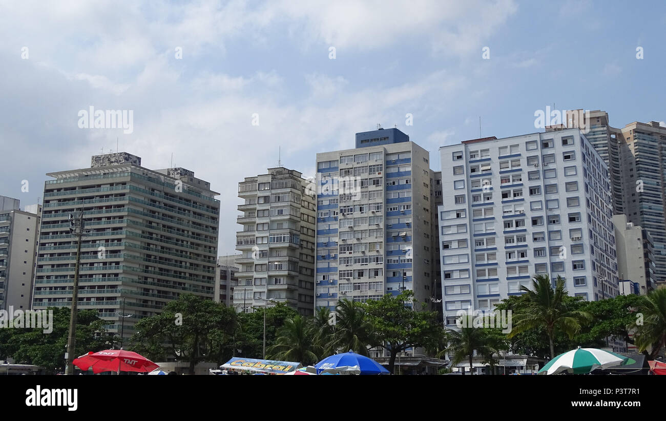 SANTOS, SP - 20.02.2016: PRÉDIOS INCLINADOS DE SANTOS - Alguns prédios no litoral Paulista, na cidade de Santos, são inclinados, que ficam na Avenida da Praia. (Foto: Roberto Strauss / Fotoarena) Stock Photo