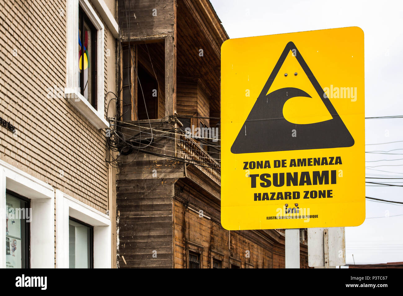 IQUIQUE, CHILE - 14.11.2015: PLACA DE RUA - Placa indicando zona de perigo em caso de tsunami. (Foto: Ricardo Ribas / Fotoarena) Stock Photo